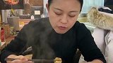 妹子刚赶完海，去路边麻辣烫暖和一下。她说就跟吃海底捞似的！