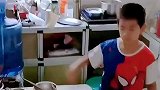 七匹狼沾碘伏，边打边消毒