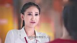 美女恶搞毒舌女，悄悄在她背后“贴纸条”太搞笑了
