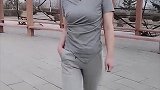 公园街拍小姐姐灰色休闲装，配上高跟鞋，真好看