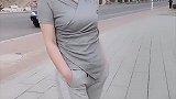 公园街拍小姐姐灰色休闲装，配上高跟鞋，真好看