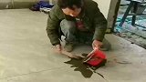 瓷砖铺空不要慌，趁房主不知道，赶紧往里面灌浆！