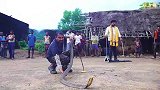 3米长眼镜蛇王袭击印度村庄，8人送医抢救，最强捕蛇天团紧急空降