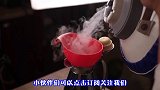 零下200度的液氮有多可怕？老外把鱼放进去测试，看完大开眼界