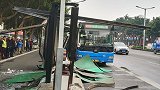 四川乐山一公交将站台撞得面目全非 年轻女子头部受伤