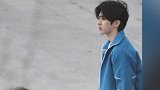 蔡徐坤身着蓝白运动服清爽十足，侧颜优越满满少年感
