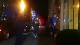 排面！球迷深夜包围酒店迎接国米将士 孔蒂心情大好耐心合影