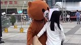 小伙想给网红熊来个拥抱，却被网红熊嫌弃了