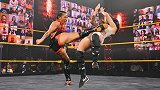 NXT第601期：太强！天煞李霞取胜只需一腿 赛后暴打羞辱对手