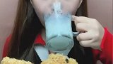 肉松蛋糕配着牛奶一起吃，小姐姐一看家里就不差钱