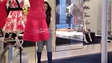 博格巴带性格女友名品店 球星的生活很奢侈