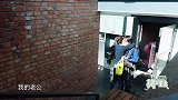 吉娜一人在家弹琴，郎朗推门进家，吉娜兴奋冲过去就拥抱亲吻