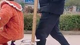 小朋友学骑自行车，大人一根棍子解决弯腰扶车难题