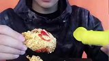 小哥哥你吃炸鸡真过瘾，挤得这黄色酱汁我还是头一次见