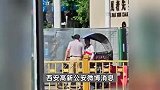 西安一轿车司机掌掴踢打外卖员？警方通报：轿车司机已被传唤到案