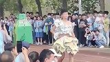 高二男生用报纸自制环保裙，在校园走秀气场十足