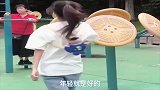 爆笑：这孩子被惯坏了，香蕉都不好好吃