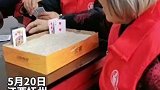 江西抚州：八旬老人酷爱打牌，身体不便用大米码牌