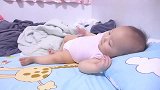 9个月的可爱宝宝不用哄就能自己入睡，躺在枕头上一分钟就睡着了