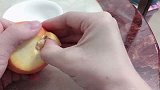 继上次的苹果泥之后，宝贝再一次被妈妈坑，表情完全扭曲了