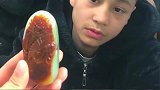 这个卖玉石的小伙子可真欠揍！