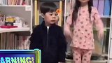 姐弟俩拍视频弟弟连续被踢