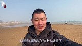 大海落大潮，小斗抓到一只张着大口的蛤蜊，还发现蛏王的出气孔