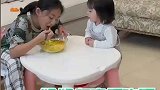 姐姐吃面妹妹一旁眼巴巴围观，全程卖力讨好疯狂暗示
