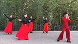 紫竹广场舞《落花的窗台》歌声悠扬，舞蹈翩翩，欢迎欣赏