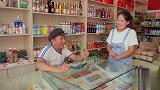 美女来超市买烟，只用五块就套路了老板八块钱的烟