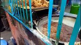 印度街头的特色甘蔗汁，不加一滴水，绝对原汁原味，甜到心里去