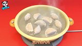 美食总动员：面团压成片，里面包着饺子馅，放入锅中煮一煮！