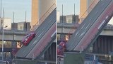 比利时：一座桥梁升起为轮船让行，一辆汽车倒着滑下摔地上
