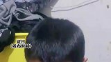 小男孩家境贫寒，男子暖心上门资助