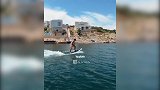 逗比！狐媚海上冲浪骚话不断 大喊搞快点然后掉水里了