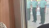 战友高铁站台送别退伍军人，一个军礼，一辈子珍重