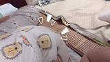 宝贝自主入睡玩出新高度，自己寻找舒服的位置睡，妈妈：真乖