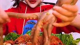 可爱小姐姐直播吃香辣八爪鱼，看着就有食欲，是我向往的生活