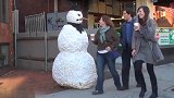 雪人恶作剧，躲在雪人模型内恶搞路人，老人被吓惨了