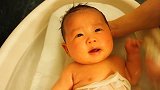 妈妈给小宝宝洗澡，宝宝肉嘟嘟的躺在水里好萌啊