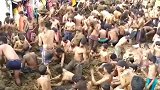 满屏的味道！印度村民互扔牛粪庆祝节日 数百人赤膊钻进粪坑狂欢 印度