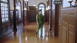 妹子空降霸占男子的位置 男子监听有重大发现