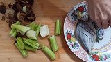 西芹香菇清蒸新鲜海鱼，海鲜蒸时蔬，鱼不腥，有鱼有菜简单美味