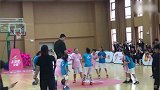 姚主席亲自给女篮小朋友开球 这篮球氛围真好