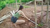 户外生存：小姐姐今天为山间小屋做个阶梯，手工真不错