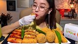 韩国美女多萝西吃金色牛肉年糕串，连吃十串也不过瘾。