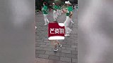 高能！小男孩和一群阿姨们跳舞，节奏感超强凭实力占据“C位”