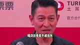 刘德华红毯上清唱爱你一万年，和王俊凯互动合照，小凯忍不住偷笑