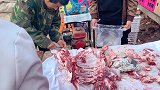农村大集上，羊肉卖疯了一只羊不够卖，卖肉大嫂乐呵秀恩爱