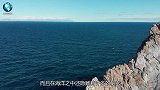 国外小伙在海底发现飞机残骸，靠近一看，没想到驾驶舱还有“人”